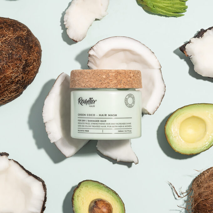 Remilia_Green_coco_juuksemask Muuda elutud juuksed lopsakaks ja kadestamisväärseks! Kliiniliselt tõestatud Green Coco juuksemask suurendab juuste sära, vähendab kahusust, parandab juuste käsitletavust ja toetab juuste pikaajalist tervist. See mask taastab kuivad, rabedad, värvitud või ületöödeldud juuksed kiiremini, kui oskad oodata!