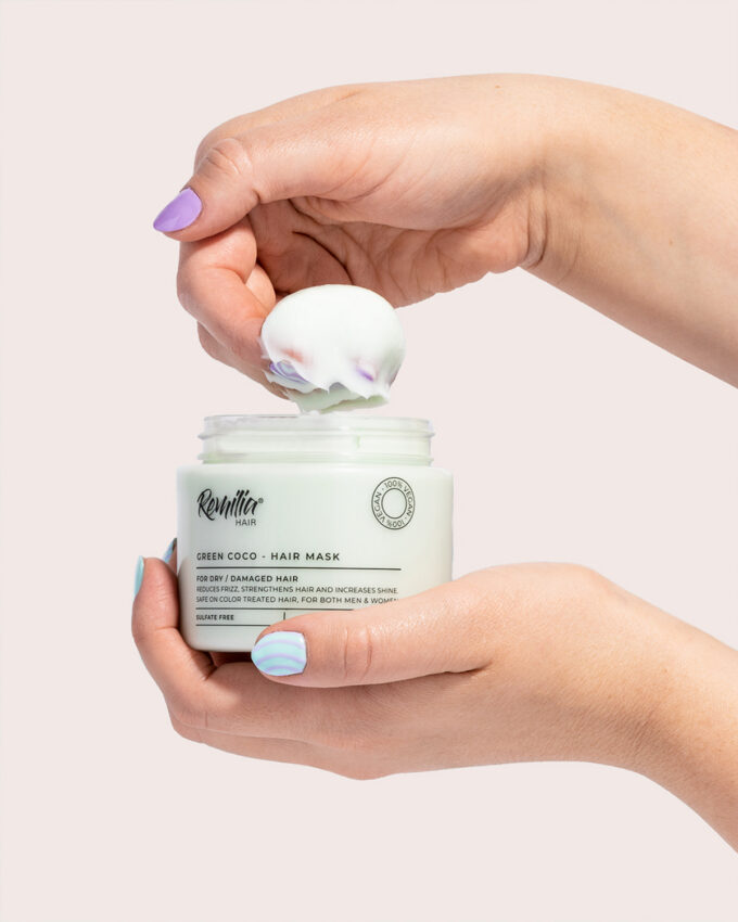 Remilia_Green_coco_juuksemask2 Muuda elutud juuksed lopsakaks ja kadestamisväärseks! Kliiniliselt tõestatud Green Coco juuksemask suurendab juuste sära, vähendab kahusust, parandab juuste käsitletavust ja toetab juuste pikaajalist tervist. See mask taastab kuivad, rabedad, värvitud või ületöödeldud juuksed kiiremini, kui oskad oodata!