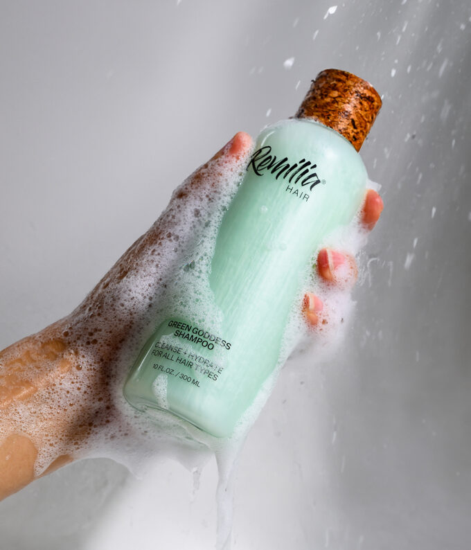 Remilia_sampoon1 Õrn, rosmariiniõliga rikastatud šampoon on loodud kõikidele juuksetüüpidele ning eemaldab peanahale kogunenud tootejäägid ja mustuse, soodustab juuste kasvu ning jätab juuksed vastupandamatult siidiseks.