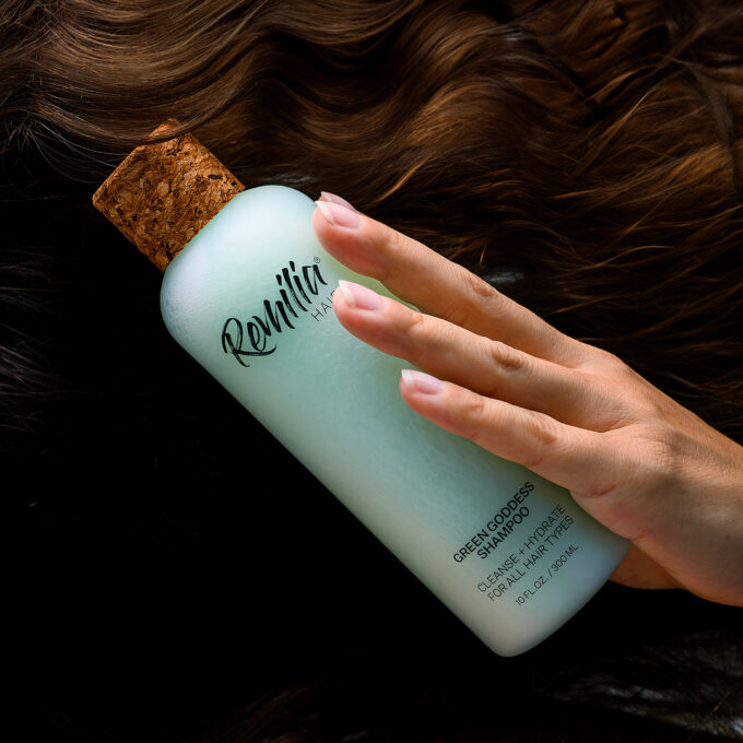 Remilia Green Goddess šampūns Šampūns, kas bagātināts ar rozmarīna eļļu, maigi noņem uz galvas ādas sakrājušos produkta atlikumus un netīrumus, veicina matu augšanu, mitrina un padara matus neatvairāmi zīdainus.